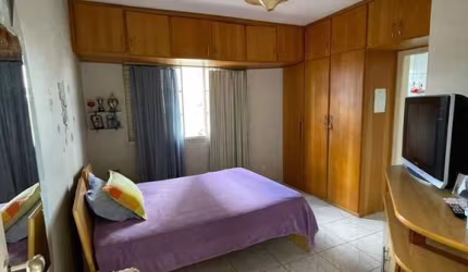CASA EM RUA PLANA, VÁRIAS ÁRVORES FRUTÍFERAS NO LOTE