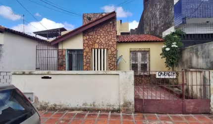Excelente Casa Residencial no Parque Araxá com 05 Quartos