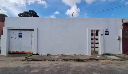 Excelente Casa no Álvaro Weyne com 05 Quartos