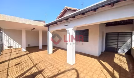 CASA COM EDICULA, 3 DORM. E 4 VAGAS - ÓTIMA P/ COMERCIAL