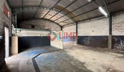 BARRACÃO COMERCIAL COM RESIDÊNCIA DE 3 SUÍTES COM PISCINA