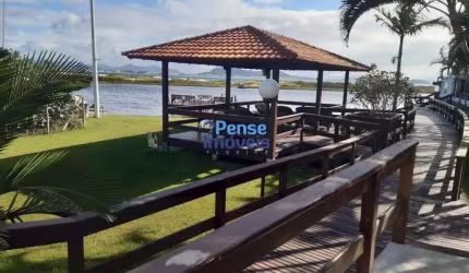 Apto dois dormitórios, uma suíte, sacada com churrasqueira, mobiliado e vaga privativa. Frente praia.