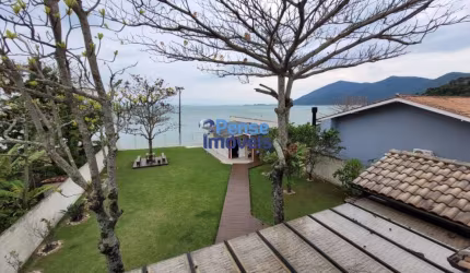 CASA FRENTE MAR A VENDA COM 4 DORMITÓRIOS SENDO 2 SUÍTES NO RIBEIRÃO DA ILHA - FLORIANÓPOLIS/SC