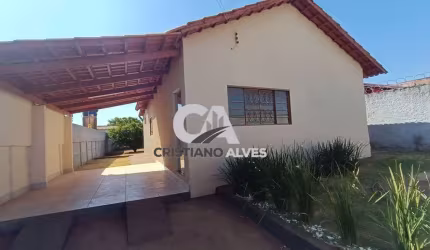 casa sozinha  Lote a venda no bairro Jardim Dom Bosco Aparecida de Goiânia,3 quartos sendo 1 suíte, 1 banheiro social, sala ampla, cozinha espaçosa, área de serviço