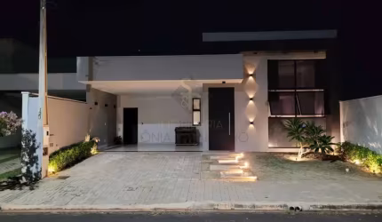 Linda casa moderna no condomínio Flamboyants 2 com piscina, área gourmet e segurança 24 horas.