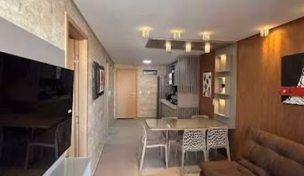Apartamento com 2 Quartos Todo Mobiliado e Projetado, à 200m do Mar