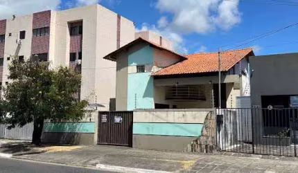Casa de 280m2 com 4 Quartos + DCE, nos Bancários