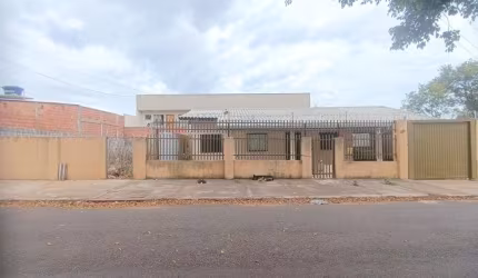 CASCAVEL VELHO - 2 QUARTOS, SALA COZINHA, BWC, 2 VAGAS, QUINTAL AMPLO, A/C-80m²