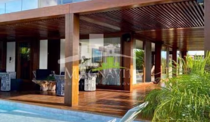 PRAIA DO FORTE | Casa com 380m² | 5 suítes sendo 4 com varanda  (1 suíte térrea) | Piscina | 2 garagens | Beira Mar | PORTEIRA FECHADA | Energia Solar