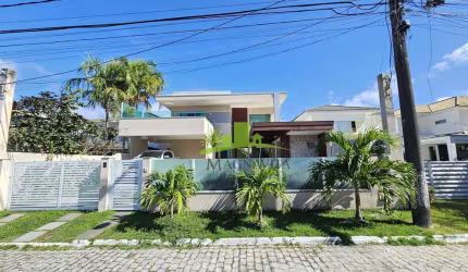 Casa à venda no condomínio San Francisco, Lauro de Freitas: 242m², 4 suítes, piscina, energia solar, 4 vagas, localização privilegiada Priscila Dutra