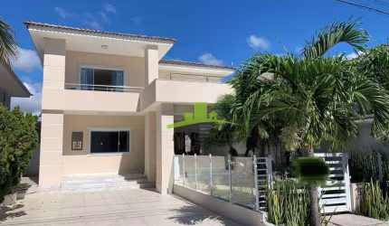 Casa à venda na Priscila Dutra, Lauro de Freitas: 5 suítes, piscina, espaço gourmet, 4 vagas e infraestrutura completa. PORTEIRA FECHADA