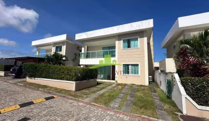 Casa à venda em Buraquinho no Condomínio Jardim Tropical | 4 quartos com 3 suítes | Energia solar | Área externa com paisagismo | R$ 899.000