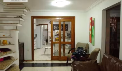 Linda casa espaçosa em rua fechada!!