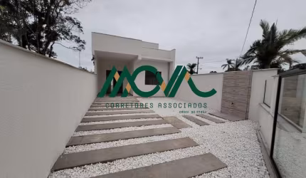 Casa com Piscina em Itapoá, 3 quartos sendo 1 suíte, pertinho da praia!