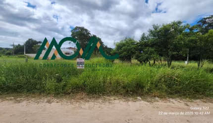 Terreno com pouca vegetação, perto da praia! Apenas 250 metros do mar!