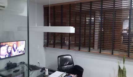 SALA COM PORTEIRA FECHADA  A VENDA NO CAMINHO DAS ÁRVORES