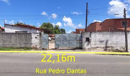 Terreno / Imóvel Comercial Próximo a Avenida do Aeroporto, BR 116 e Arena Castelão em Avenida de Grande Fluxo no Bairro Dias Macedo (1.052m2 de Terreno), Mede 22,16m X 47,80m, Totalmente Plano e Murad