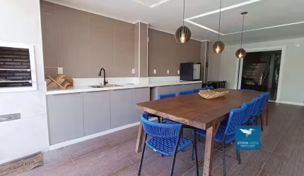 Casa Duplex com Energia Solar, Móveis Projetados, Piscina e Amplo Deck em Rua Pública na Região Central Eusébio, 180m2, 03 Suítes, Gabinete, Sala com 02 Ambientes, Varanda, 04 Vagas