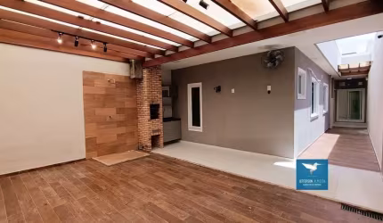 Casa Plana Solta com Energia Solar, Móveis Projetados e Deck com Churrasqueira em Eusébio, Energia Solar Instalada, 03 Quartos, 98m2, Lote de 180m2, Sala com Pé Direito Alto, 02 Vagas