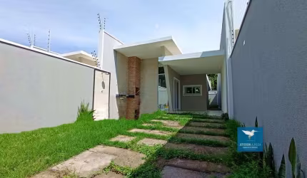 Casa Plana com Varanda Gourmet em Rua Sem Saída e Fino Acabamento, Próximo aos Shoppings no Bairro Amador em Eusébio, 90m2, 03 Quartos, Sendo 02 Suítes (01 reversível), 02 Vagas