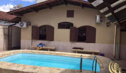 Casa 5 dormitorios com 3 suites à venda, Centro, Taubaté.