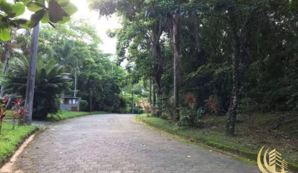 Terreno plano com 1035 m² com vista panorâmica, em condomínio de alto padrão na Praia das Toninhas, Ubatuba.