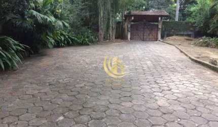 Área com 8.365 m² na Rodovia