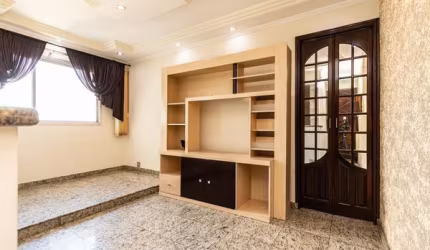 Lindo apartamento na Vila Curuça , são 50m² com garagem fixa, 02 quartos (planejados), 01 banheiro (Planejado com box), Sala com 2 ambientes (com estante, parede texturada, cortina, porta camarão espe