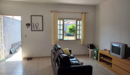 Casa sobrado em Mongaguá com sala ,cozinha ,2 dormitórios e 3 banheiros. Quintal nos fundos. 80m² de área construída