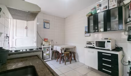 Casa com comercio, na Vila Ema, local de fácil acesso a transporte público (Monotrilho estação São Lucas) e grandes vias da região