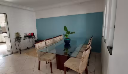 Bonita e ampla casa, 2 dormitórios, toda revestida, com um pequeno jardim a frente, com edícula linda no fundo, vaga para 5 carros..terreno 10x25