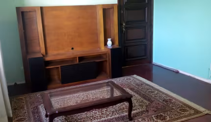 Apartamento bem iluminado, 3 Dorm, 1 suíte, pintado recentemente, cortinas na sala e 2 quartos, amplos armários embutidos, quarto de serviço com armários e wc.