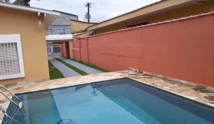 Casa térrea com 450m² de terreno, 202m² de área construída. 3 dormitórios, 2 salas, copa/cozinha, 2 banheiros, lavanderia, banheiro externo, garagem para 4 a 5 carros. Piscina, churrasqueira, sauna a