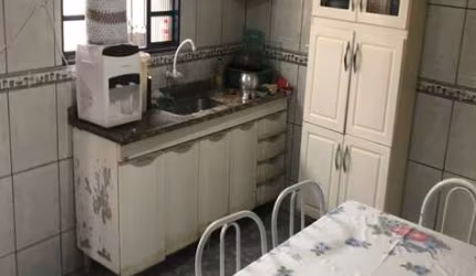 CASA DE 03 DORMITORIOS COM PONTO COMERCIAL