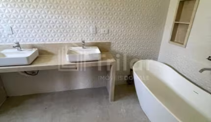 Lindíssimo sobrado em condomínio fechado com 4 suítes e lazer com piscina com previsão de entrega para 2023.
