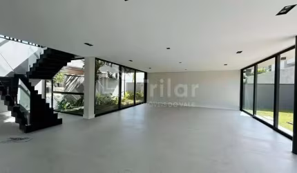 Maravilhoso sobrado com  3 suítes e mais um dormitório piso inferior. área gourmet com churrasqueira e piscina e lazer no condomínio. 2 vagas garagem