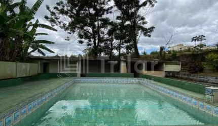 Linda chácara na zona leste com piscina, 2 casas e um galpão!