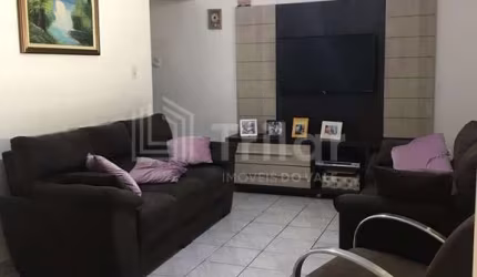 Ótimo sobrado de 3 dormitórios com 1 suíte, sala, copa, cozinha, área de serviço, churrasqueira e 2 garagens cobertas