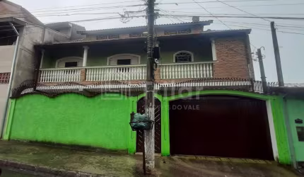 Òtimo sobrado de 3 pavimentos e 3 3 dormitórios com suíte e 5 vagas de garagem