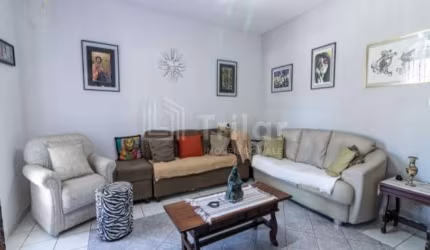 Excelente imóvel com 3 dormitórios e 1 suíte e área gourmet com churrasqueira e piscina. 5 vagas de garagem a 5 minutinhos do Centro de SJC. Espero vc
