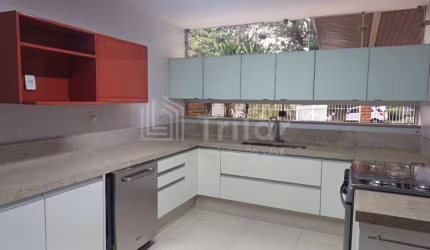 Excelente casa em condomínio com 4 dormitórios e 2 suites , sendo 1 master e área gourmet e piscina e 4 vagas garagem