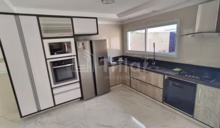 Excelente sobrado no Urbanova para venda!