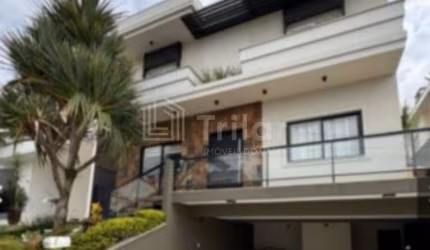 Maravilhoso sobrado em condomínio fechado com 4 suítes e lazer com piscina e ofurô .