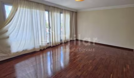 Apartamento amplo com 4 dormitórios e 1 suíte, sala ampla e 2 vagas .