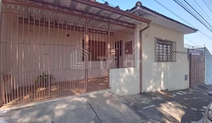 Casa de locação no bairro Monte Castelo em São José dos Campos-SP: 3 quartos, 2 suítes, 6 vagas de garagem!