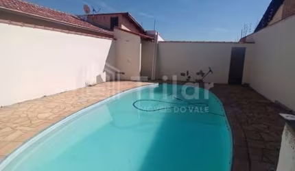 Casa para Locação na Vila Formosa, Jacareí-SP: 2 Quartos, 2 Salas, 2 Banheiros, 1 Vaga de Garagem, piscina e churrasqueira !