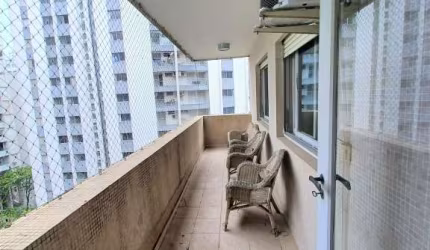 Apartamento padrão com sacada, 4 dormitórios sendo 1 suíte, á menos de 100 metros do mar, na praia de PITANGUEIRAS - Guarujá/SP.