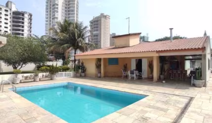 CASA com 3 dormitórios 1 sendo suíte, 1 edícula, espaço amplo (com churrasqueira e piscina) e 3 terrenos planos na praia da ENSEADA-Guarujá/SP.