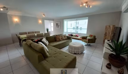 Apartamento alto padrão, 4 dormitórios sendo 1 suíte, à menos de 100 metros do mar, na praia em PITANGUEIRAS-Guarujá/SP