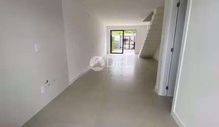 Casa geminada em bombinhas menos de 500m do mar, Morrinhos,Bombinhas, Bombinhas - SC